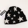 Gorros de inverno combinando para pais e filhos, com design grosso, quente e tricotado com padrão de estrela de cinco pontas, disponíveis nos estilos de pelúcia e tricotado para adultos e crianças.
