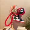 Llavero colgante creativo de zapatillas de fútbol de simulación, mini zapatillas de baloncesto 3D, llavero para coche, pequeños adornos de regalo