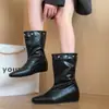 Botas de moda versátiles de dos vías extraíbles con punta cuadrada fruncidas para mujer 2026 nuevas botas de pierna de pantalón con remaches adelgazantes para usar como abrigo botas de jinete