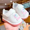 Zapatos para niños pequeños, nuevos modelos de primavera y otoño, zapatos para bebés principiantes para niños de 1 a 2 años, de suela blanda, antideslizantes, zapatos que chirrían, zapatos de una sola pieza