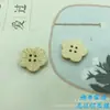Botón de Madera Natural Corte Láser Blanqueado Seis Flor de Ciruelo Hebilla de Madera Hebilla de Zapato Botón de Flor Botón Decorativo