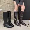Botas de caña alta versátiles que aumentan la altura, botines de moda 2026 de punta cuadrada de cuero sintético, estilo nuevo, con tacón de cuña, no por encima de la rodilla