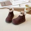 Botas de neve quentes forradas com fleece para crianças, novo estilo de inverno 2026, unissex, com sola macia, versátil, moderno e botas curtas com sola grossa