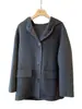 Pedido do cliente regular B! Casaco dupla face! Casaco de lã com capuz de toque delicado, casaco curto de lã para mulheres, Inverno 26 H090206
