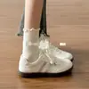 Tênis feminino de sola grossa com bolinhas, novo modelo outono 2026, sapatos brancos estilo campus, tênis versátil para estudantes, moderno