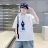 2026 Verão Novo Estilo Camiseta Infantil Moda Americana Estampa Cartoon Manga Curta Casual para Meninos Gola Redonda Confortável