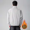 Nueva chaqueta vaquera con un acabado lavado de moda, cuello mao, forro de forro polar y un estilo de ropa de trabajo retro americano engrosado, diseñada para hombres y que ofrece un corte holgado para el invierno.