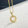 Colar de Moeda Tesouro V Dourado para Mulheres, Pingente de Moeda Círculo Vazado Totalmente Cravejado de Diamantes Madre Pérola, Corrente Simples Estilo Ins para Clavícula Venda por Atacado