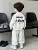 Roupas infantis para meninos, conjunto de moletom para primavera e outono, estilo coreano, conjunto esportivo estiloso de duas peças para meninos pequenos, roupas de outono para bebês