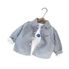 Camisa para niño 2026 primavera y otoño nuevo estilo camisa a rayas bordada de cachorro top versátil casual de manga larga para niños pequeños y medianos