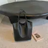 A nova bolsa tote tecida da moda de Shuai Mi é uma bolsa de ombro simples e exclusiva com grande capacidade e pode ser usada como bolsa de ombro.