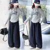 Conjunto de Primavera para Meninas 2026 Novo Moletom Estiloso com Letras Calças Casuais de Perna Larga Conjunto de Duas Peças para Primavera e Outono