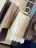Elegante saia midi de renda flockada estilo francês para mulheres, nova coleção outono 2026, cintura alta, modeladora, versátil e que valoriza a silhueta