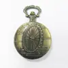 Venta al por mayor del fabricante Tapa abatible hueca retro Reloj de bolsillo Creativo Reloj para hombre y mujer Estudiante Reloj de cuarzo Reloj para colgar para ancianos Esfera grande