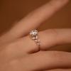 Anillo de Plata Estilo Similar de Xiaohongshu para Mujer, Laurel, Moissanita, Un Quilate, Boca Cerrada, Diseño Nicho Chapado en Oro Blanco