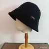 Sombrero tipo cubeta retro estilo japonés para mujer, otoño e invierno, con una pequeña etiqueta de cuero, diseño en forma de campana, versátil, adelgazante para la cara y cálido