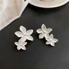 Pendientes colgantes de flor plisada con aguja de plata, lujo ligero, alta gama, modernos, pendientes sencillos, diseño único y exquisito