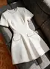 Vestido quadrado de lã preto outono 2026 europeu e americano transfronteiriço com decoração de miçangas, acinturado, de manga comprida, emagrecedor, vestido transfronteiriço