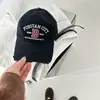Boné de Baseball Estilo Americano com Bordado de Letras Color-Block Desgastado para Mulheres com Circunferência de Cabeça Grande, Faz o Rosto Parecer Menor, Boné Versátil Casual com Aba Curta para Homens, Tendência