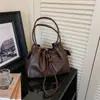 Directo del fabricante: Bolso tipo cubo de moda de gran capacidad para mujer, nueva versión coreana de tendencia 2026, bolso de hombro versátil vintage