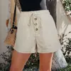 Shorts casuales de cintura alta con botón decorado floral al frente, cintura elástica con cordón de color liso, dobladillo enrollado, pierna ancha para mujer