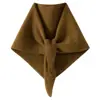 Chal Triangular de Cachemira para Mujer 2026 Otoño Invierno Estilo Nuevo Chal Color Sólido Versátil Cálido Protección para el Cuello Protección contra el Frío Agujero de Aguja Bufanda para el Cuello Hueca