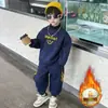 Conjunto de Moletom com Forro de Lã para Meninos, Novo Estilo Outono e Inverno, Roupas Grossas Quentes Frescas e Estilosas para Crianças, Resistentes ao Frio, Não Desbota, Moderno