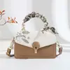 Bolsa Cuadrada Pequeña con Bordado de Flor Minimalista para Mujer 2026 Nueva Versátil Hebilla Bolso Cruzado Textura de Lujo Ligero Bolso de Mujer Transfronterizo