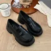 Mocassins femininos pretos de sola grossa 2026 novo modelo estilo britânico versátil slip-on sola macia sapatos pequenos de couro que aumentam a altura sapatos de uniforme JK
