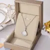 Collar de Acero de Titanio de Venta Caliente Transfronterizo para Mujer, Collar de Acero de Titanio Estilo Ins de Lujo Ligero con Colgante en Forma de Abanico de Nácar Blanco