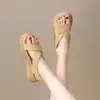Sandalias antideslizantes ligeras y elegantes de suela blanda para mujer, nuevas zapatillas planas versátiles de verano 2026 que no cansan los pies, zapatos de playa