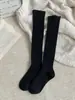 Calcetines de Otoño e Invierno Hainan Color Café para Mujer con Rayas Verticales, Calcetines de Media Longitud Adelgazantes Combinados con Zapatos Birkenstock, Calcetines Holgados en Color Blanco Roto