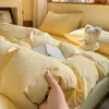 Juego de tres piezas al por mayor para dormitorio estudiantil en color liso, juego de tres-cuatro piezas estilo "old money" con parche de gasa abullonada, juego de ropa de cama para estudiantes