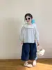 2025 Nova Moda Outono Estilo Coreano Roupas Infantis Meninas Gola Folha de Lótus Babydoll Gola Boneca Camisa Jeans com Renda