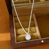 Novo colar com pingente redondo de zircônia cúbica ultra brilhante, uma corrente delicada e luxuosa para a clavícula com um design minimalista e moderno, perfeito para um estilo versátil