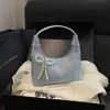 Bolsa de axila brilhante estilo coreano em forma de crescente com pingente de coração de pérola e laço bolsa de mão bolsa pequena alça de ombro ajustável ombro único