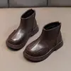 Novas Botas para Meninas Outono Inverno 2026 Infantil Dr. Botas Curtas Martens para Menina com Plus Veludo Estilo Britânico Sapatos Estilosos Versáteis
