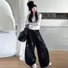 Conjunto novo de calça jeans estilo "dad" estampada casual para meninas, com camisa básica de manga longa versátil e calça T para primavera e outono