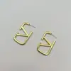 Moda Europea y Americana Elegantes Pendientes de Letra Grande V Dorados Metálicos Vintage Personalizados Simples Versátiles Pendientes Moda para Mujer