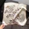 Pañuelo Cuadrado Pequeño con Estampado Floral Nuevo de Verano 2026 para Mujer, Versátil y de Alta Gama, Pañuelo 100% Seda de Morera al por Mayor
