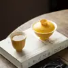 Juego de té de cerámica amarillo limón con detalles dorados, que incluye una taza con tapa, tetera, taza de maestro, taza de degustación, taza de té, soporte para tetera, posavasos y taza de equidad