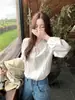 Camisa branca de renda estilo coreano com mangas compridas para mulheres, top de verão super estiloso e de corte solto 95824