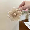 Presilha de Cabelo Flor de Rede com Pérolas Exquisite Grampo de Cabelo Feminino para Parte de Trás da Cabeça Pinça de Tubarão para Cabelo Acessório de Cabeça 2024 Novo Estilo Grampo de Cabelo