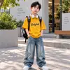 Conjunto de Verano Nuevo y Elegante para Niños de Manga Corta, Diseño de Nicho Moderno y Fresco, Camiseta Estampada con Letras y Pantalones de Mezclilla, Conjunto de Dos Piezas