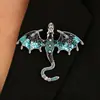 Broche de Dragão de Duas Cabeças Fantasia, Alfinete de Dragão com Padrão de Floco de Neve Colorido, Acessórios de Moda Escura Estilo Europeu e Americano para Casaco Venda por Atacado