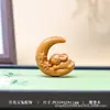 Colgante pequeño de sándalo morado y sándalo verde con luna y conejo de jade, accesorio para cadenas de teléfono y llaveros, artesanía de talla en madera del conejo del zodíaco