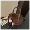 Bolsa de viaje transfronteriza para mujer, gran capacidad, nuevo estilo 2025, bolso de hombro de gamuza moderno, bolso cruzado de gran capacidad, bolsa tipo almohada