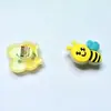 Nueva letra luminosa fluorescente que absorbe la luz de dibujos animados PVC pegamento flexible con agujero para zapatos flor de zapato hebilla de zapato pulsera de zapato hebilla decorativa