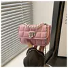 Cadena Cuadriculada en Relieve 2025 Nuevo Estilo Coreano Hebilla de Candado Diseño de Color Sólido Textura de Cadena Bolso Cuadrado Pequeño de Hombro Cruzado para Mujer