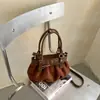 Bolsa plissada de nicho requintada e moderna para mulheres, novo modelo 2026 bolsa transversal, bolsa de mão estilo balde camurça retrô fashion